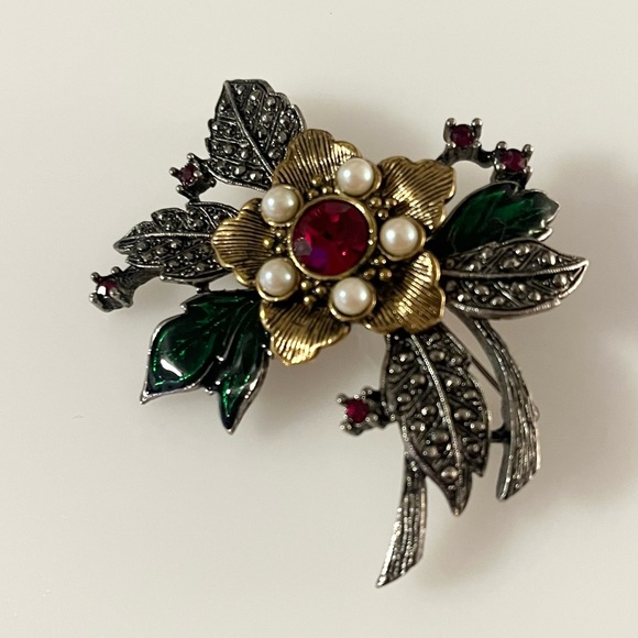 Vintage Avon Poinsettia with Rhinestone and Faux Pearl Accent Brooch Pin - Picture 2 of 16